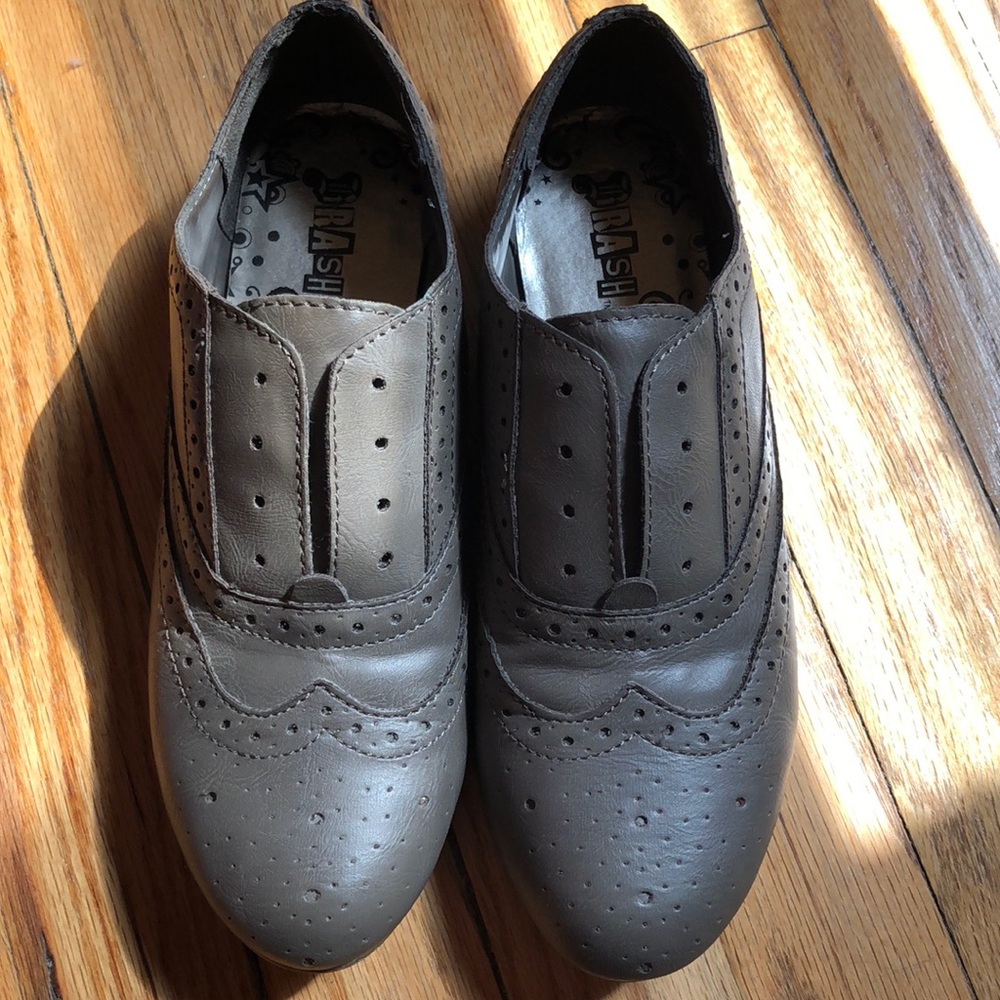 Gray close shoes